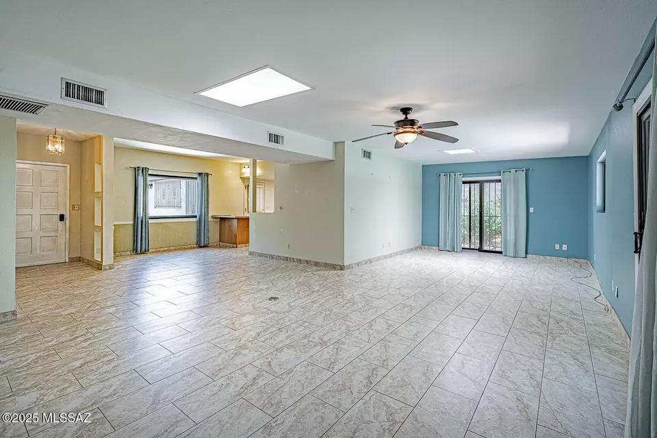 Living - 121 W Paseo Recortado, Green Valley, AZ 85614 photo 2 of 2