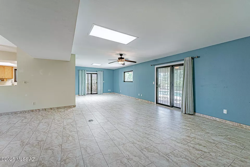 Living - 121 W Paseo Recortado, Green Valley, AZ 85614 photo 1 of 2