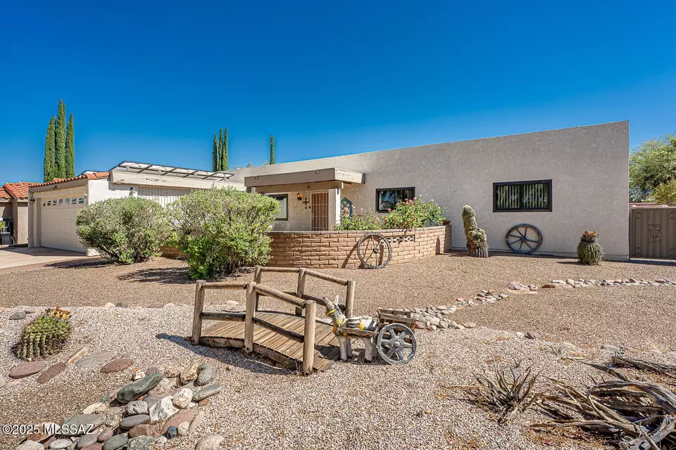 Exterior - 121 W Paseo Recortado, Green Valley, AZ 85614 photo 2 of 8