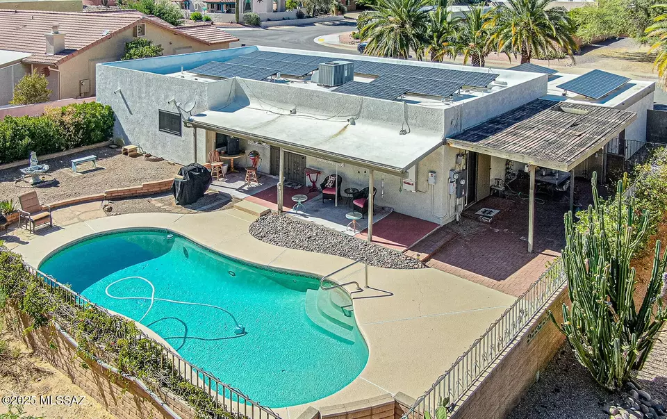 Exterior - 121 W Paseo Recortado, Green Valley, AZ 85614 photo 6 of 8