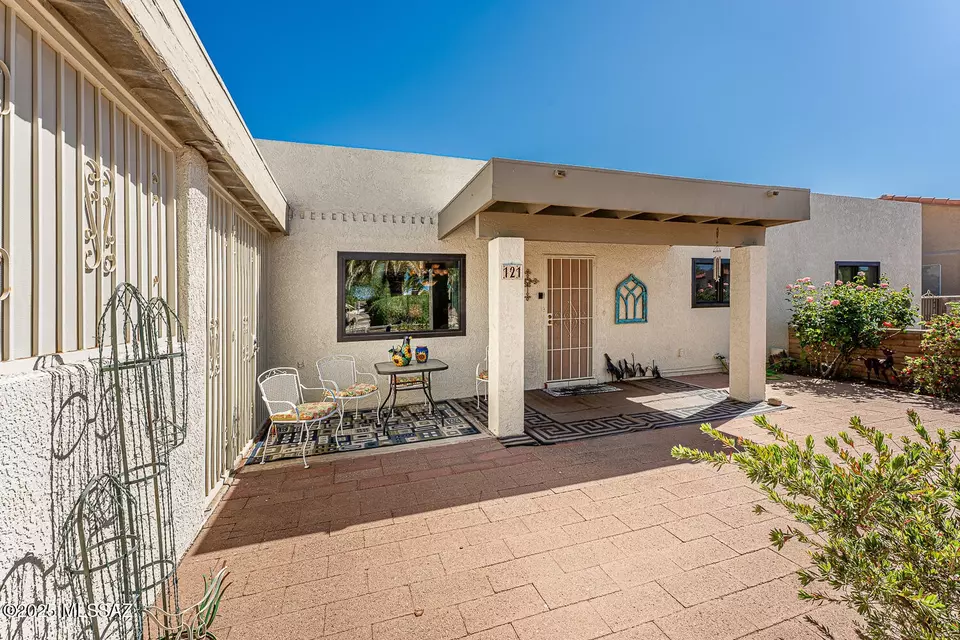 Exterior - 121 W Paseo Recortado, Green Valley, AZ 85614 photo 3 of 8