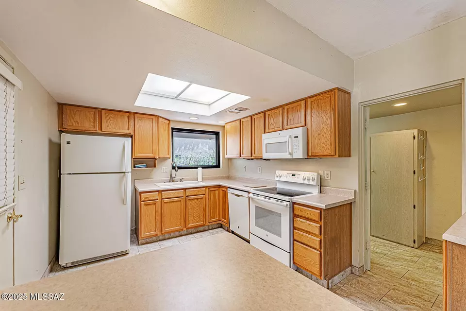 Kitchen - 121 W Paseo Recortado, Green Valley, AZ 85614 photo 3 of 4