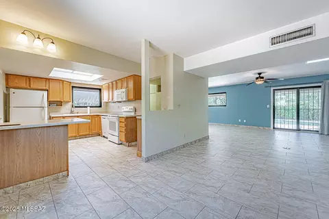 Kitchen - 121 W Paseo Recortado, Green Valley, AZ 85614 photo 1 of 4