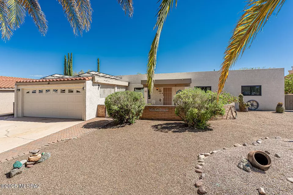 Exterior - 121 W Paseo Recortado, Green Valley, AZ 85614 photo 1 of 8