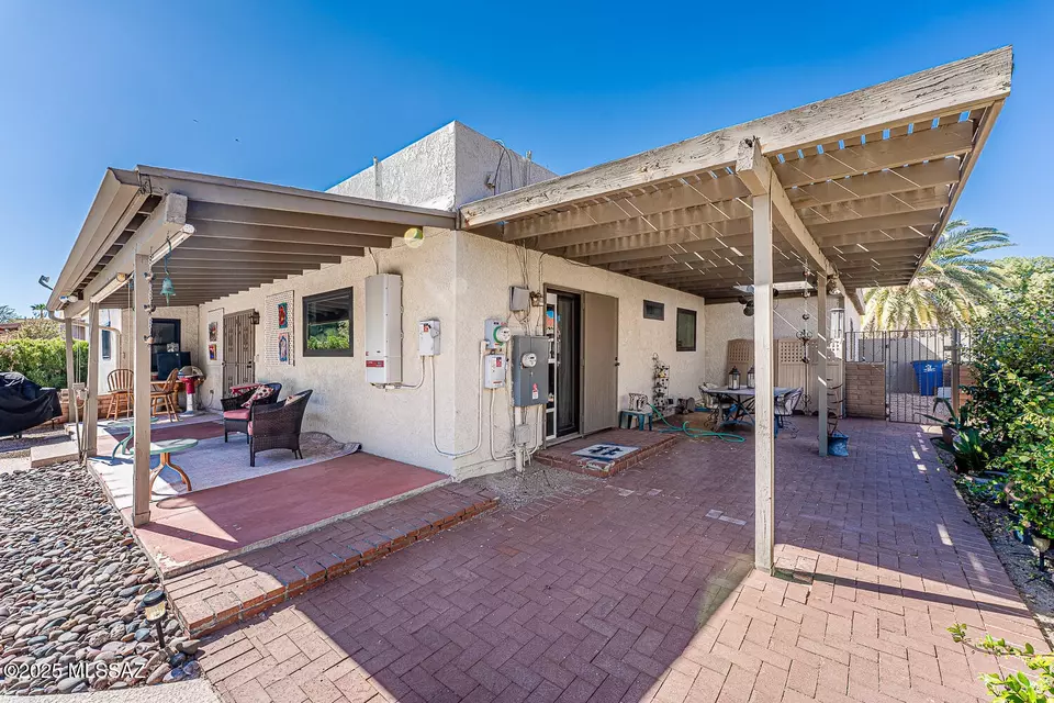 Exterior - 121 W Paseo Recortado, Green Valley, AZ 85614 photo 7 of 8