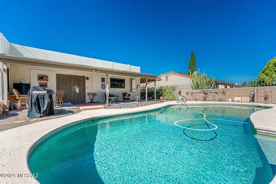 Exterior - 121 W Paseo Recortado, Green Valley, AZ 85614 photo 5 of 8