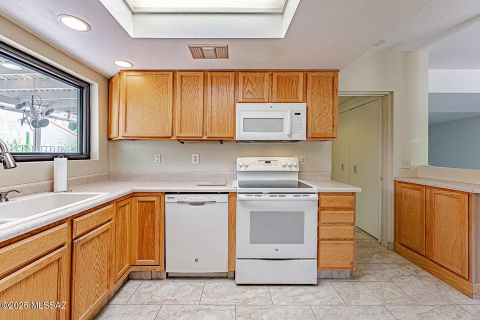 Kitchen - 121 W Paseo Recortado, Green Valley, AZ 85614 photo 4 of 4