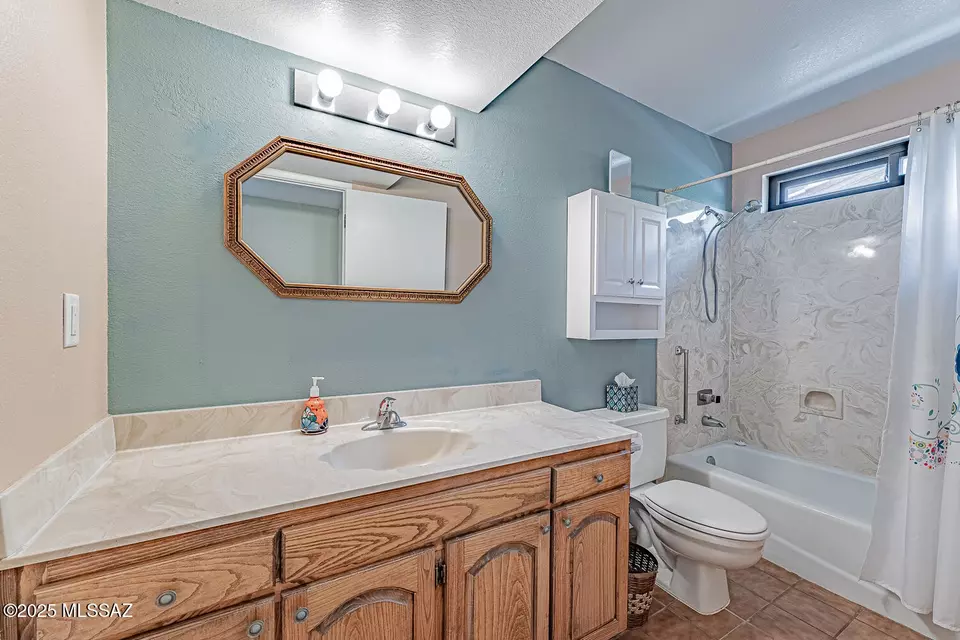 Bath - 121 W Paseo Recortado, Green Valley, AZ 85614 photo 2 of 3