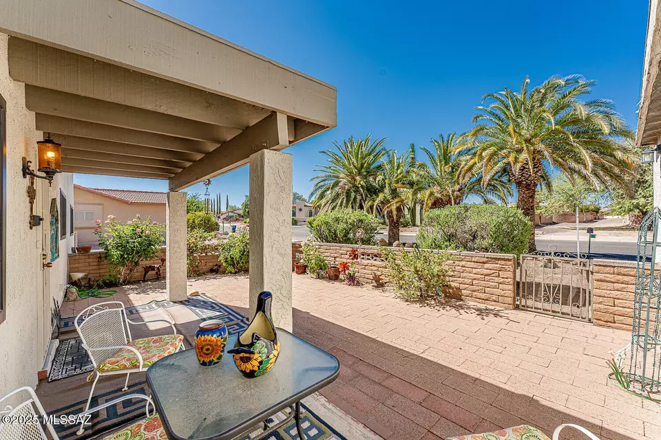 Exterior - 121 W Paseo Recortado, Green Valley, AZ 85614 photo 4 of 8