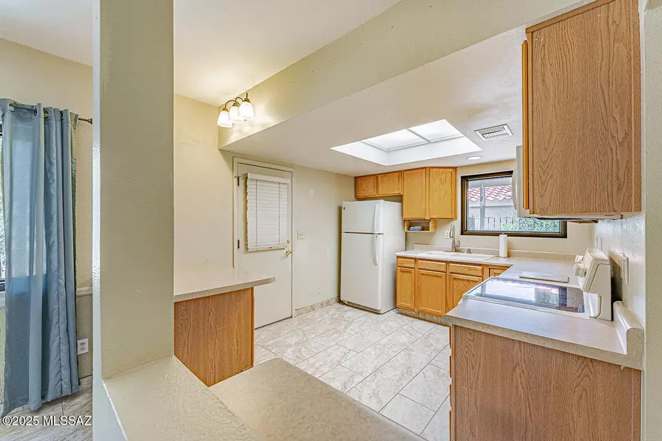 Kitchen - 121 W Paseo Recortado, Green Valley, AZ 85614 photo 2 of 4