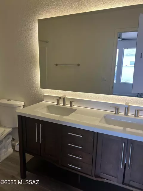Bath - 1558 E Los Cabos Pl, Tucson, AZ 85706 photo 1 of 3