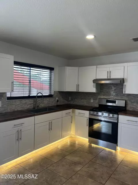 Kitchen - 1558 E Los Cabos Pl, Tucson, AZ 85706 photo 1 of 3