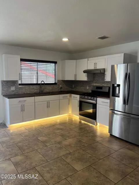 Kitchen - 1558 E Los Cabos Pl, Tucson, AZ 85706 photo 2 of 3