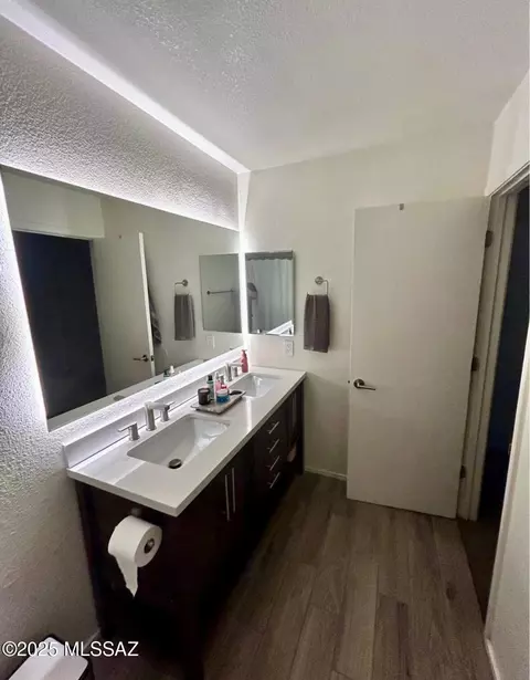 Bath - 1558 E Los Cabos Pl, Tucson, AZ 85706 photo 2 of 3