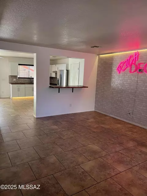 Living - 1558 E Los Cabos Pl, Tucson, AZ 85706 photo 1 of 3