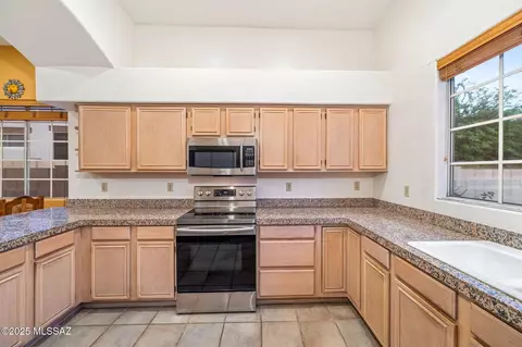 Kitchen - 550 E Squirrel Tail Dr, Tucson, AZ 85704 photo 3 of 4