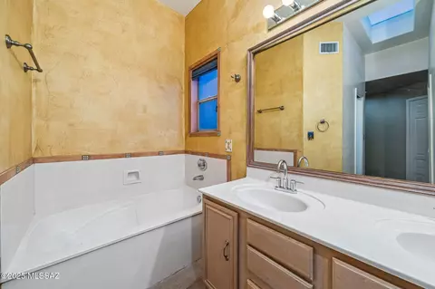Bath - 550 E Squirrel Tail Dr, Tucson, AZ 85704 photo 3 of 4