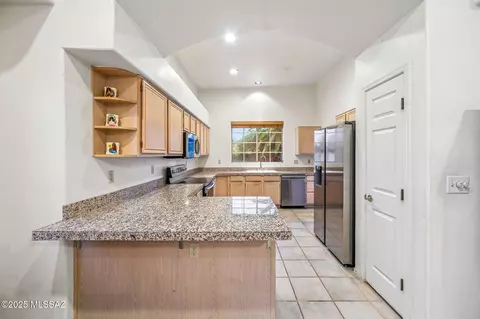 Kitchen - 550 E Squirrel Tail Dr, Tucson, AZ 85704 photo 1 of 4