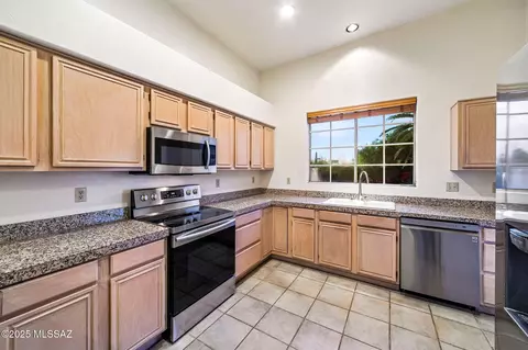 Kitchen - 550 E Squirrel Tail Dr, Tucson, AZ 85704 photo 2 of 4