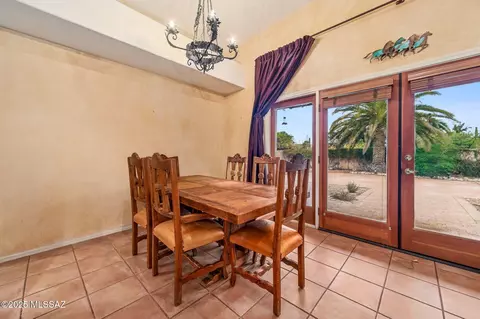Dining - 550 E Squirrel Tail Dr, Tucson, AZ 85704 photo 1 of 2
