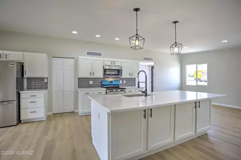 8281 E 18th St E, Tucson, AZ 85710 photo 6