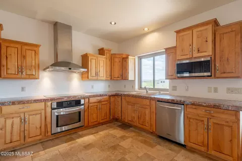 Kitchen - 12101 E Thunderhead Ranch Rd, Tucson, AZ 85747 photo 2 of 7