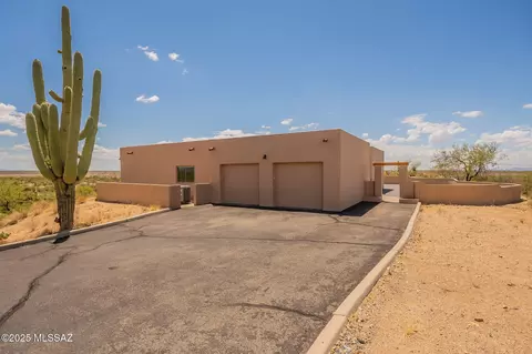 Exterior - 12101 E Thunderhead Ranch Rd, Tucson, AZ 85747 photo 2 of 11