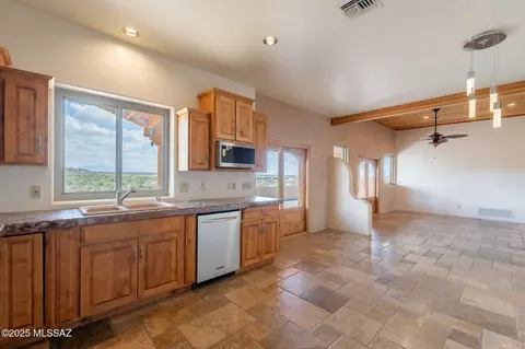 Kitchen - 12101 E Thunderhead Ranch Rd, Tucson, AZ 85747 photo 4 of 7