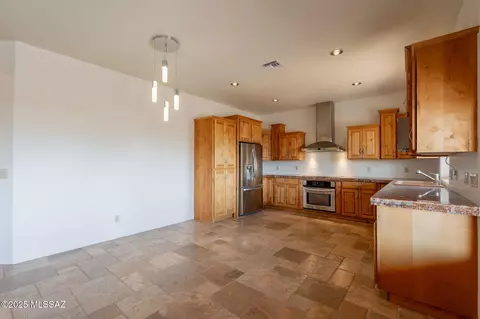 Kitchen - 12101 E Thunderhead Ranch Rd, Tucson, AZ 85747 photo 6 of 7