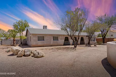 335 S Calle De La Azucena, Tucson, AZ 85711