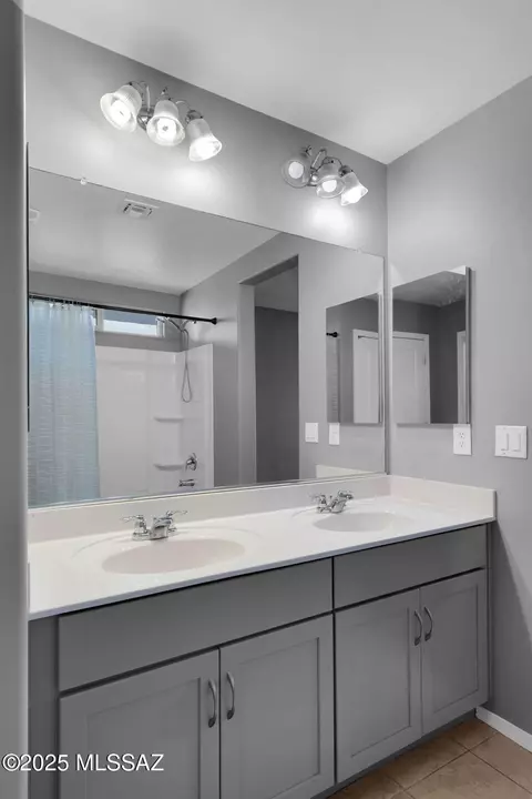 Bath - 14241 E Bolster Dr, Vail, AZ 85641 photo 1 of 5