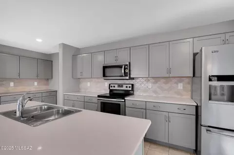 Kitchen - 14241 E Bolster Dr, Vail, AZ 85641 photo 3 of 4