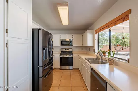 Kitchen - 9531 E Lochnay Ln, Tucson, AZ 85747 photo 1 of 4