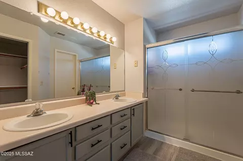 Bath - 9531 E Lochnay Ln, Tucson, AZ 85747 photo 1 of 4