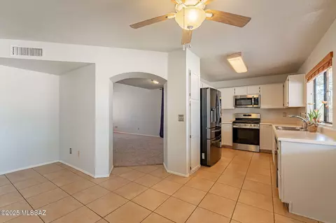 Kitchen - 9531 E Lochnay Ln, Tucson, AZ 85747 photo 4 of 4