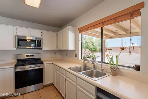 Kitchen - 9531 E Lochnay Ln, Tucson, AZ 85747 photo 2 of 4