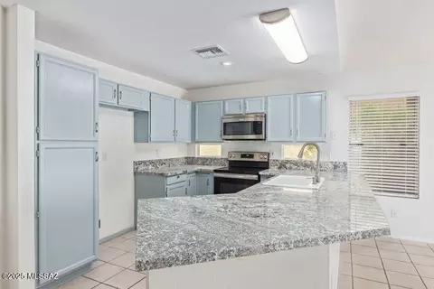 8076 N Highcountry Ave, Tucson, AZ 85741
