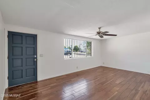 Living - 8105 E Beverly St, Tucson, AZ 85710 photo 5 of 9