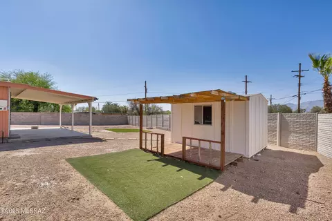 Exterior - 8105 E Beverly St, Tucson, AZ 85710 photo 3 of 9
