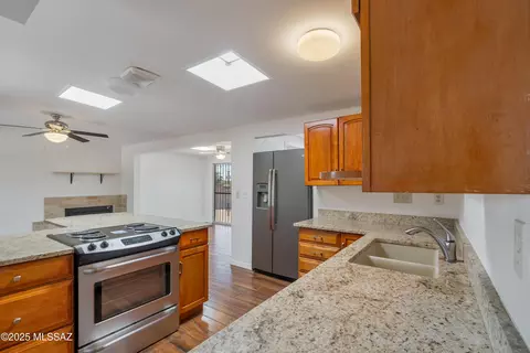 Kitchen - 8105 E Beverly St, Tucson, AZ 85710 photo 6 of 7