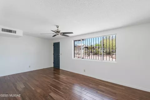 Living - 8105 E Beverly St, Tucson, AZ 85710 photo 7 of 9