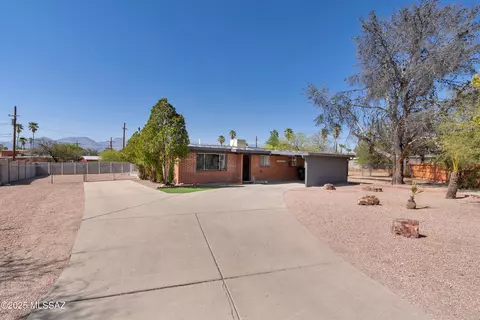 8105 E Beverly St, Tucson, AZ 85710