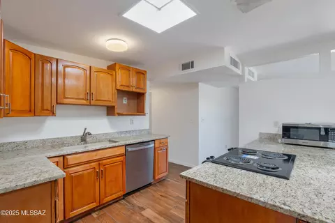 Kitchen - 8105 E Beverly St, Tucson, AZ 85710 photo 5 of 7