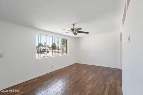 Living - 8105 E Beverly St, Tucson, AZ 85710 photo 6 of 9