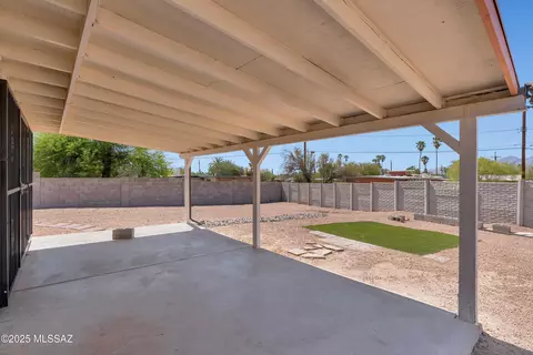 Exterior - 8105 E Beverly St, Tucson, AZ 85710 photo 6 of 9