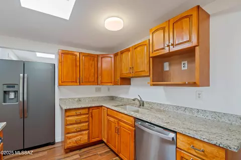 Kitchen - 8105 E Beverly St, Tucson, AZ 85710 photo 3 of 7