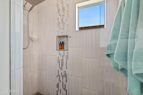 Bath - 3337 E Wet Sand Pl, Vail, AZ 85641 photo 2 of 6
