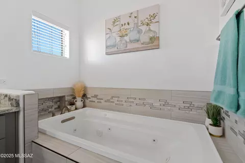 Bath - 3337 E Wet Sand Pl, Vail, AZ 85641 photo 4 of 6