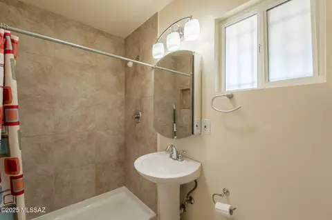 Bath - 915 E Hampton St, Tucson, AZ 85719 photo 2 of 7