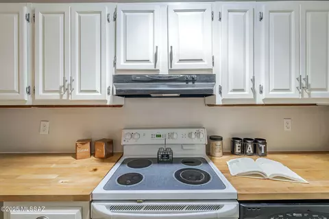 Kitchen - 915 E Hampton St, Tucson, AZ 85719 photo 4 of 7